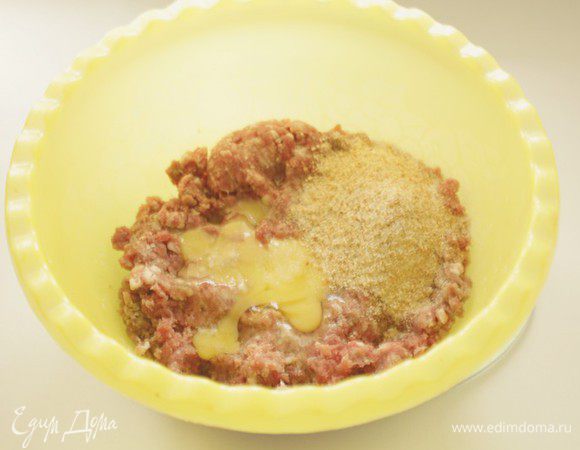 Мелко нарезать лук и чеснок и пассеровать на растительном масле. К фаршу добавить сухари, яйцо, приправу (соль, перец черный, итальянские травы - по вкусу), обжаренные лук с чесноком.