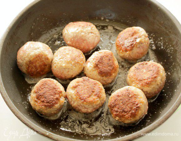 Из фарша сформовать небольшие фрикадельки. Обжарить фрикадельки на разогретом растительном масле. Готовые фрикадельки отложить в сторону.
