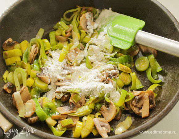 Добавить муку. Обжарить.