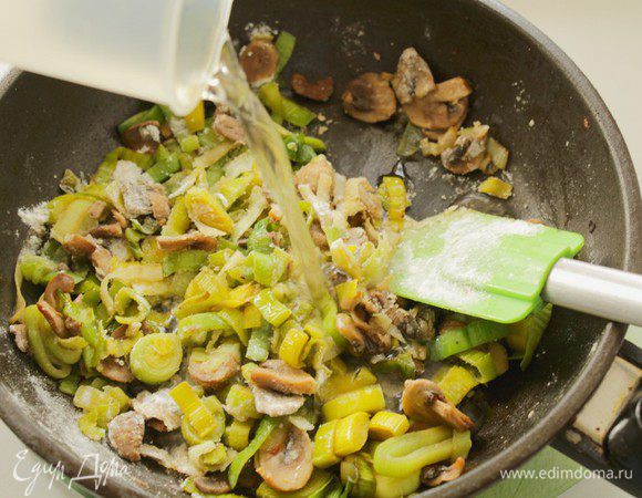 Добавить в сковороду вино, воду.