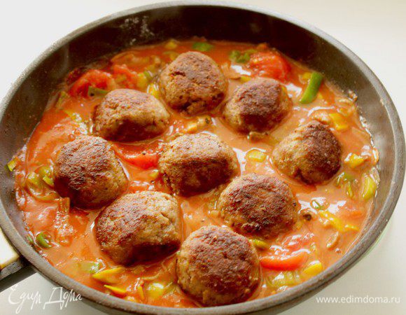 Выложить в соус фрикадельки и потушить на слабом огне 5-10 минут. Подавать с любимым гарниром.