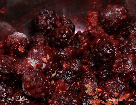 В кастрюлю с толстым дном сложить ежевику, добавить сахар и пектин. Смолоть горошины перца и добавить к ежевике. Перемешать и довести до кипения, затем проварить в течение 5 с половиной минут. 