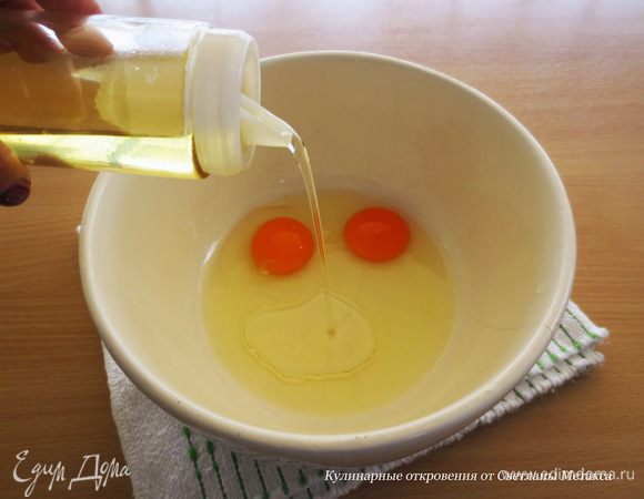 Налить растительное масло.