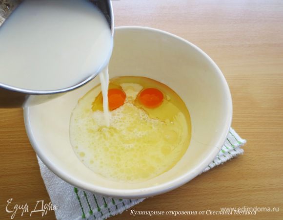 Налить теплое молоко.