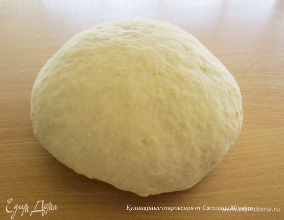 Замесить мягкое тесто. Тесто сильно не забивать.Положить тесто в миску и оставить на время подготовки начинки.