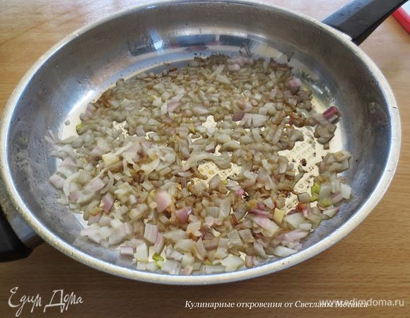 Готовим начинку:
Мелко порезать лук обжарить в сковороде до золотистого цвета.