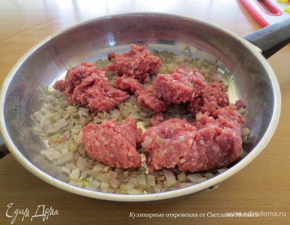 Добавить фарш, перемешать и обжарить.