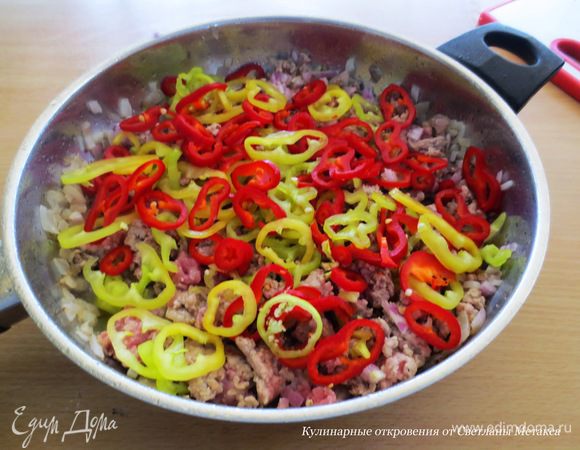 Добавит перец, грибы в полуготовый фарш, перемешать.