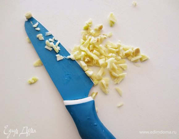 Порезать чеснок и добавить в фарш, перемешать.