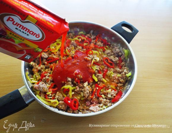 Добавить томат пасту, соль, перец, специи и хорошо перемешать, тушить до готовности.