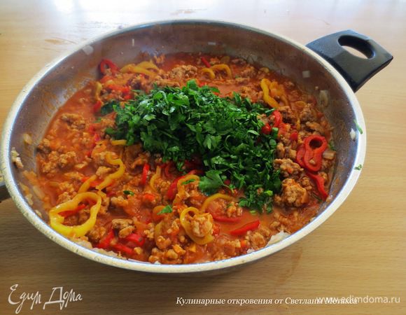 В конце добавить порубленную зелень. Можно добавить в начинку немного свежевыжатого сока лимона. Это сделает начинку еще более ароматной.