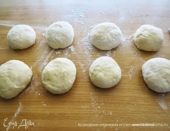 Теперь когда тесто готово, его нужно обмять и разделить на 8 частей.