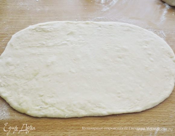 Из каждой части раскатать тонкую лепешку овальной формы.В следующий раз раскатаю тоньше :)