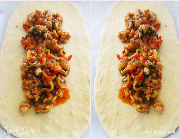 В середину лепешки по всей длине положить 2-3 ст. л. начинки.