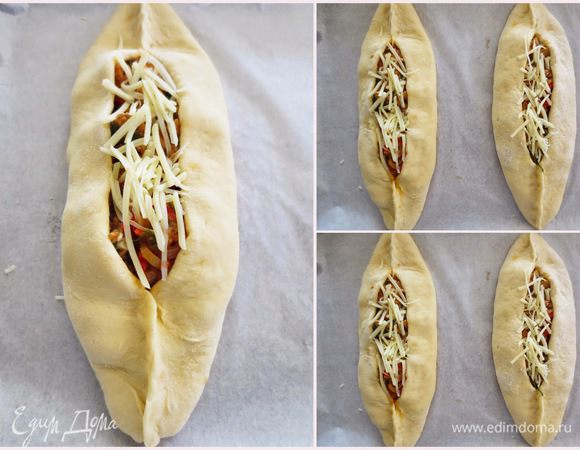 Сверху посыпать сыром. Аккуратно завернуть края и залепить концы. Получаются вот такие лодочки. Первые у меня получились более узкой формы, а последние более широкой.