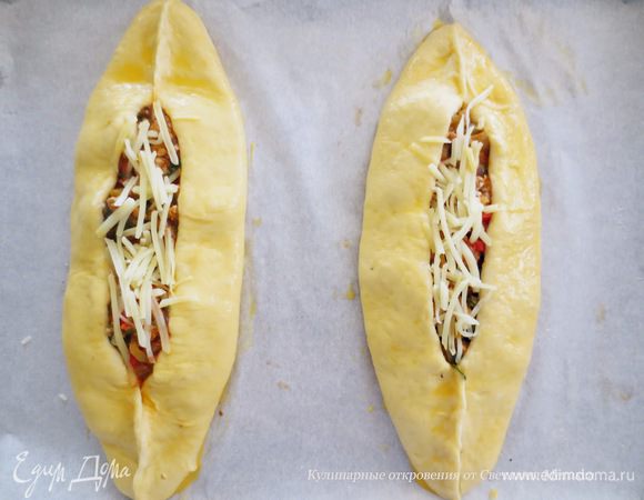 Взбить яичный желток с 1-й ст. л. воды и смазать тесто. 