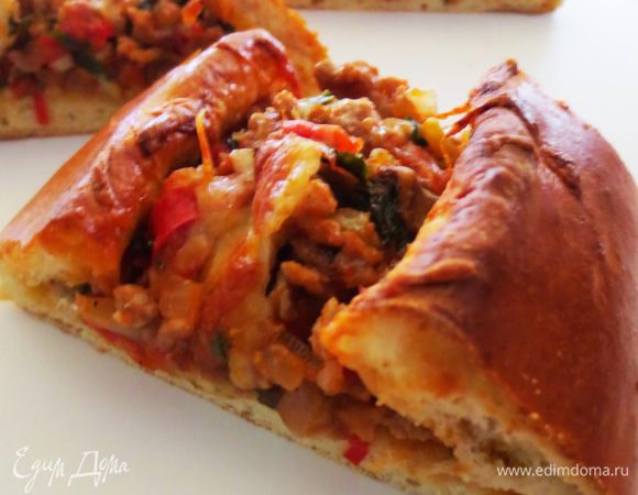 Выпекаем в предварительно разогретой духовке при температуре 200-220 градусов до румяного цвета. Примерно 20-25 минут. Готовые пиде разрезаем на 3-4 части.