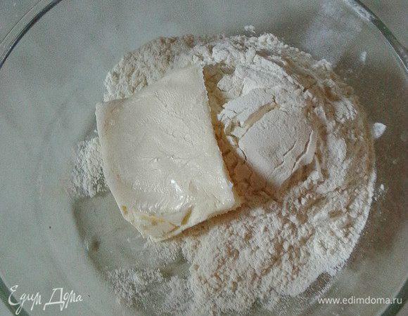 Смешать масло с частью муки (в рецепте в тесто сахар не добавлялся, но Вы можете поступить на свой выбор).