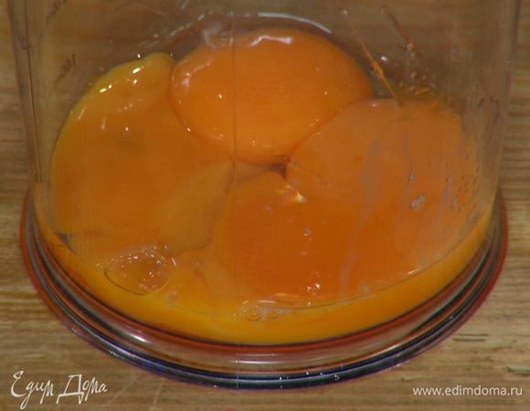 Белки отделить от желтков.