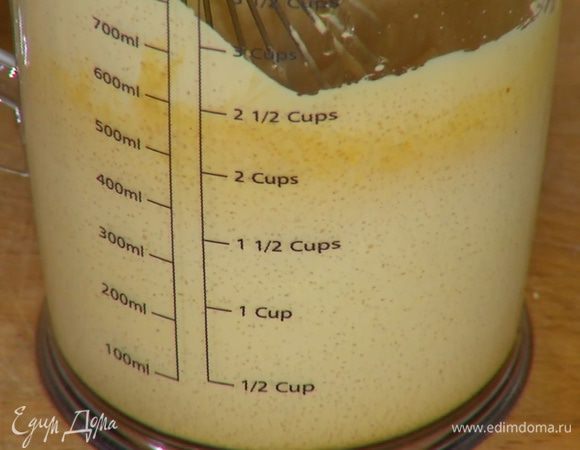 Желтки с сахаром взбить блендером с насадкой-венчиком в пышную, светлую массу.