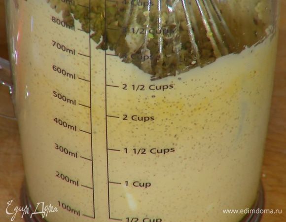 Добавить 100 г предварительно размягченного сливочного масла, 3 ст. ложки измельченных фисташек и взбить все блендером на невысокой скорости.