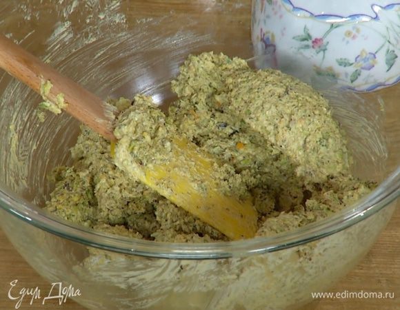 В сливочно-желтковую массу добавить всю натертую цедру, разрыхлитель, соду, часть измельченных фисташек и вымешать блендером на невысокой скорости, затем добавить оставшиеся фисташки и перемешать лопаткой.
