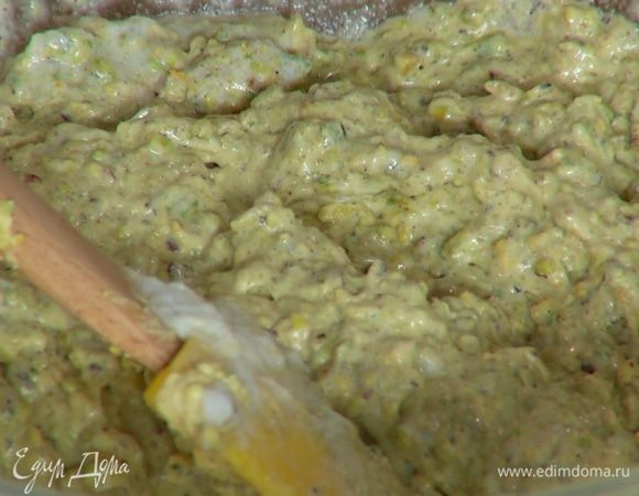 Белки взбить в воздушную массу и порциями вмешать в тесто.