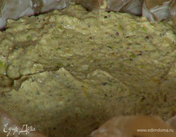 Небольшую разъемную форму для выпечки выстелить пищевой бумагой, смазанной оставшимся сливочным маслом, выложить тесто и разровнять его.