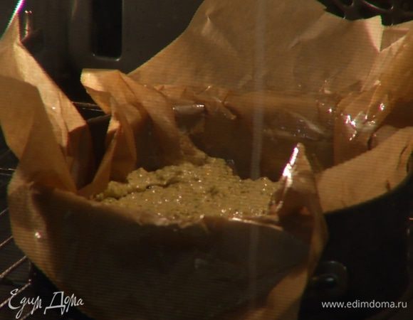 Выпекать пирог в разогретой духовке 25 минут.