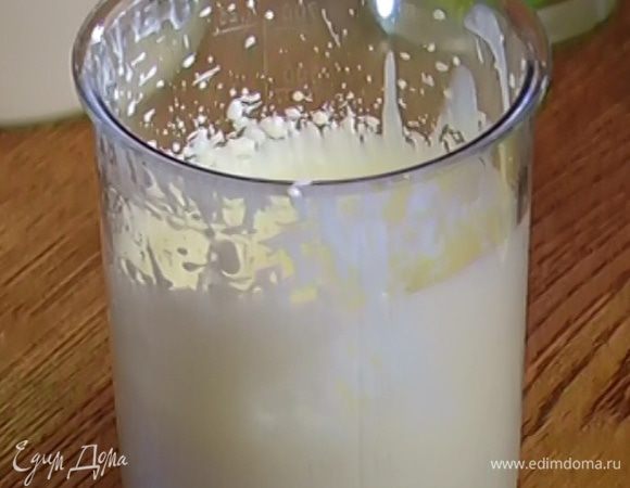 Сливки взбить.