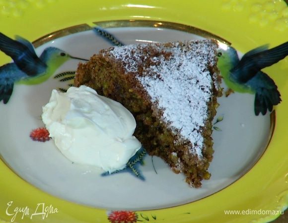 Готовый пирог посыпать сахарной пудрой и подавать со взбитыми сливками.