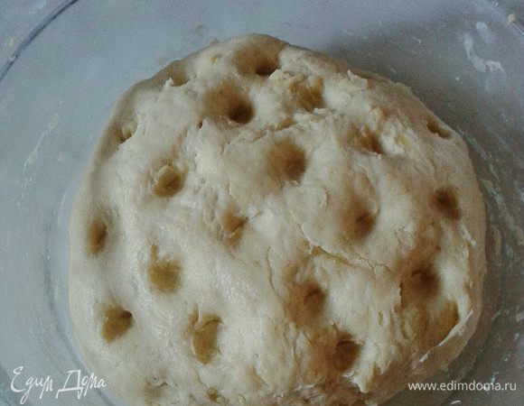 Добавить остальную муку и замесить мягкое тесто, оно приятное на ощупь, работать с ним одно удовольствие. Вот такой вышел колобок. Помещаем его на 30 минут в холод. Затем раскатать его в пласт и выемкой (у меня была чашка) сделать кружочки.