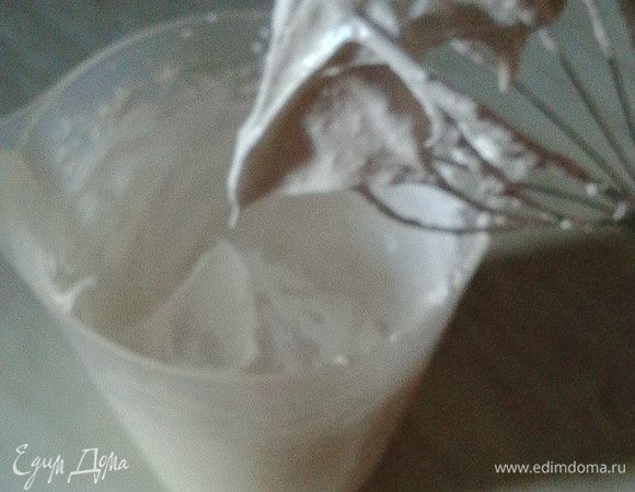 Для начинки белки взбить до устойчивых пиков, постепенно добавляя сахар.