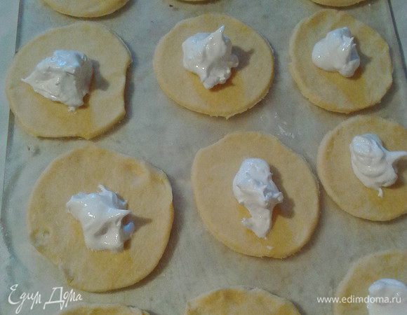 Теперь в центр каждого кружочка выкладываем 1 чайную ложку начинки.