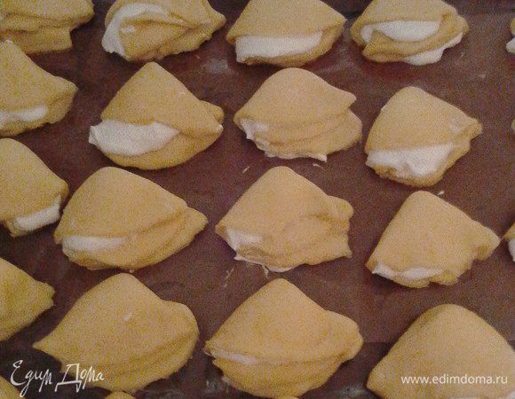 Образовавшиеся "вареники", не защипывая, складываем ещё разок. Полученные заготовки-бутоны переносим на пергамент на противень.