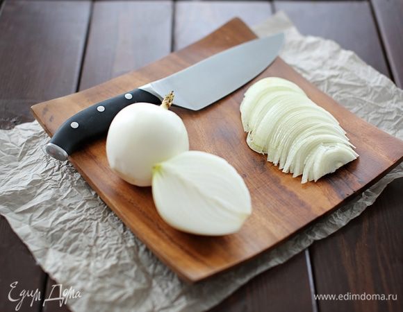 Далее займемся нарезанием лука. Вообще, мне кажется, что лук в маринаде играет чуть ли не основную роль после мяса, естественно. Он пропитывает мясо своим соком, делая его чрезвычайно нежным.
Лук нарезаем тонкими полукольцами и добавляем к мясу. 
ЛАЙФХАЙК- если лука мало или хочется более сочный шашлык – тогда трем лук на терке. Лука понадобиться в 2 раза меньше!
