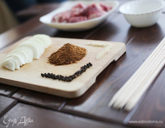 Засыпаем заранее приготовленными специями, в общей сложности на 1,5 кг мяса уходит где-то 2-3 столовые ложки без горки. Заливаем уксусным раствором  (3 ч.л. уксуса 70% на стакан воды).