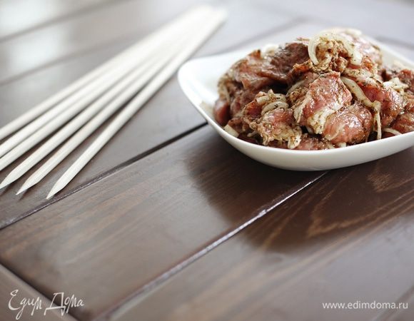 Затем все перемешиваем, не стесняясь мнем мясо и лук. Накрываем чашку пищевой пленкой и оставляем настаиваться на пару часов. Я ставлю в холодильник, хотя моя бабушка всегда оставляла мясо на дачном столике в кастрюле, опережая вопросы, скажу – получалось изумительно, вкус детства, так сказать.