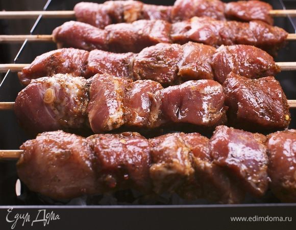 Шашлыки на шампурах. Угли готовы. Время жарить. Рекомендую переворачивать мясо не очень часто, чтобы оно не теряло свою сочность, но и не очень редко, чтобы не пришлось есть угольки. Хорошо промаринованное мясо готовится довольно быстро – минут 15-20.