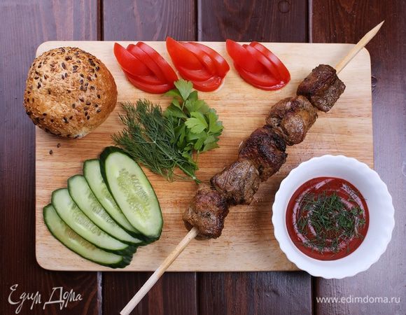 Готовый шашлык в сочетании со свежими овощами и маринованным лучком - идеальное летнее блюдо. Приятного аппетита!