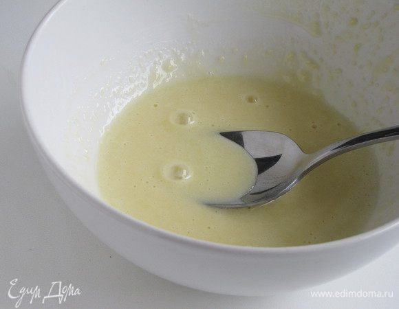 Растереть желток с мукой и щепоткой соли, добавить немного горячего молока со сливками и перемешать.