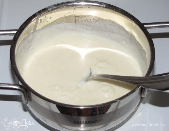 Влить желтковую массу в кастрюлю с молоком и, непрерывно помешивая, прогреть соус на медленном огне пока он не загустеет. Снять соус с огня, продолжая помешивать, чтобы он не зажарился и не превратился в омлет.