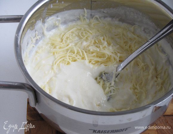 Сыр натереть на мелкой терке, добавить в соус и все тщательно перемешать.