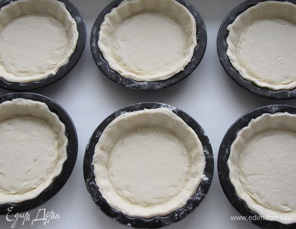 Кружки из теста выложить в формочки.