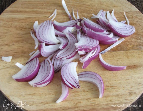 Луковицу очистить и разрезать на небольшие дольки.