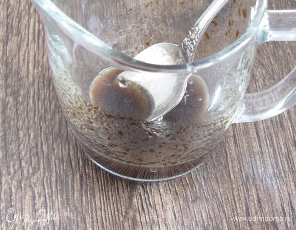 Соединить 1 ст. л. оливкового масла с бальзамическим уксусом, посолить, поперчить и перемешать.