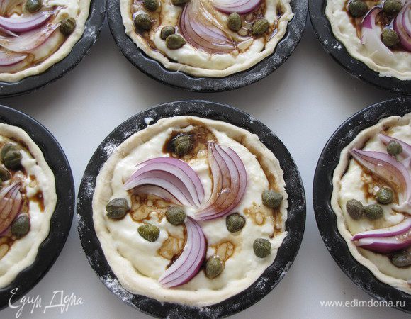 Полить бальзамической заправкой и отправить тарталетки в разогретую духовку на 15-20 минут.