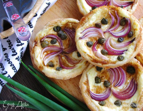 Подаем или чаем, или в качестве закуски (их очень удобно отрезать небольшими кусочками с помощью ножа и вилки) или берем с собой на пикник. Приятного аппетита!