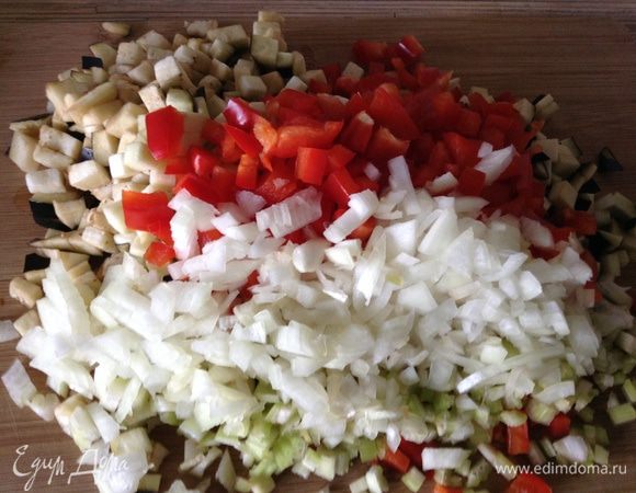 Овощи нарезать мелким кубиком.