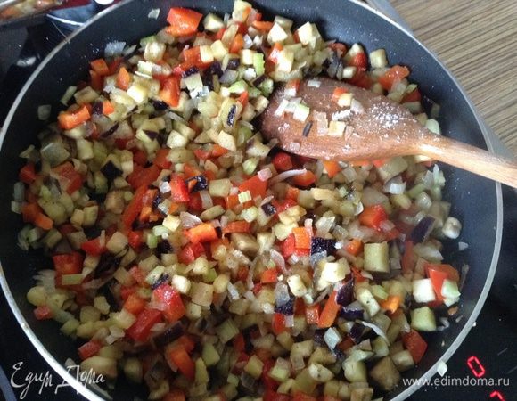 Обжарить овощи минут 7-10 до мягкости, добавить специи по вкусу.